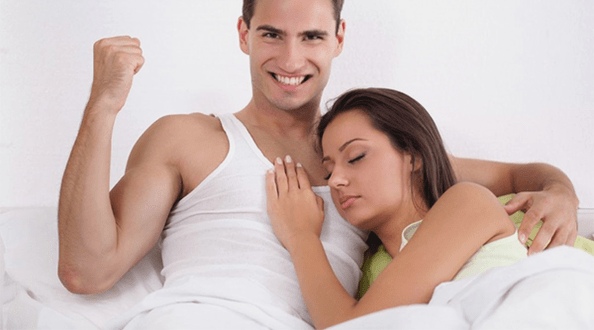 一个女人和一个性力增强的男人同床共枕